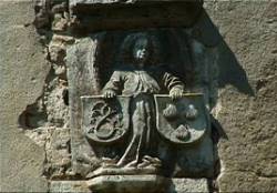An der Ostseite des Käsperle-Turmes ist das Relief eines Engels angebracht, der wieder das v. Eyb‘sche und v. Seckendorff’sche Wappen trägt.